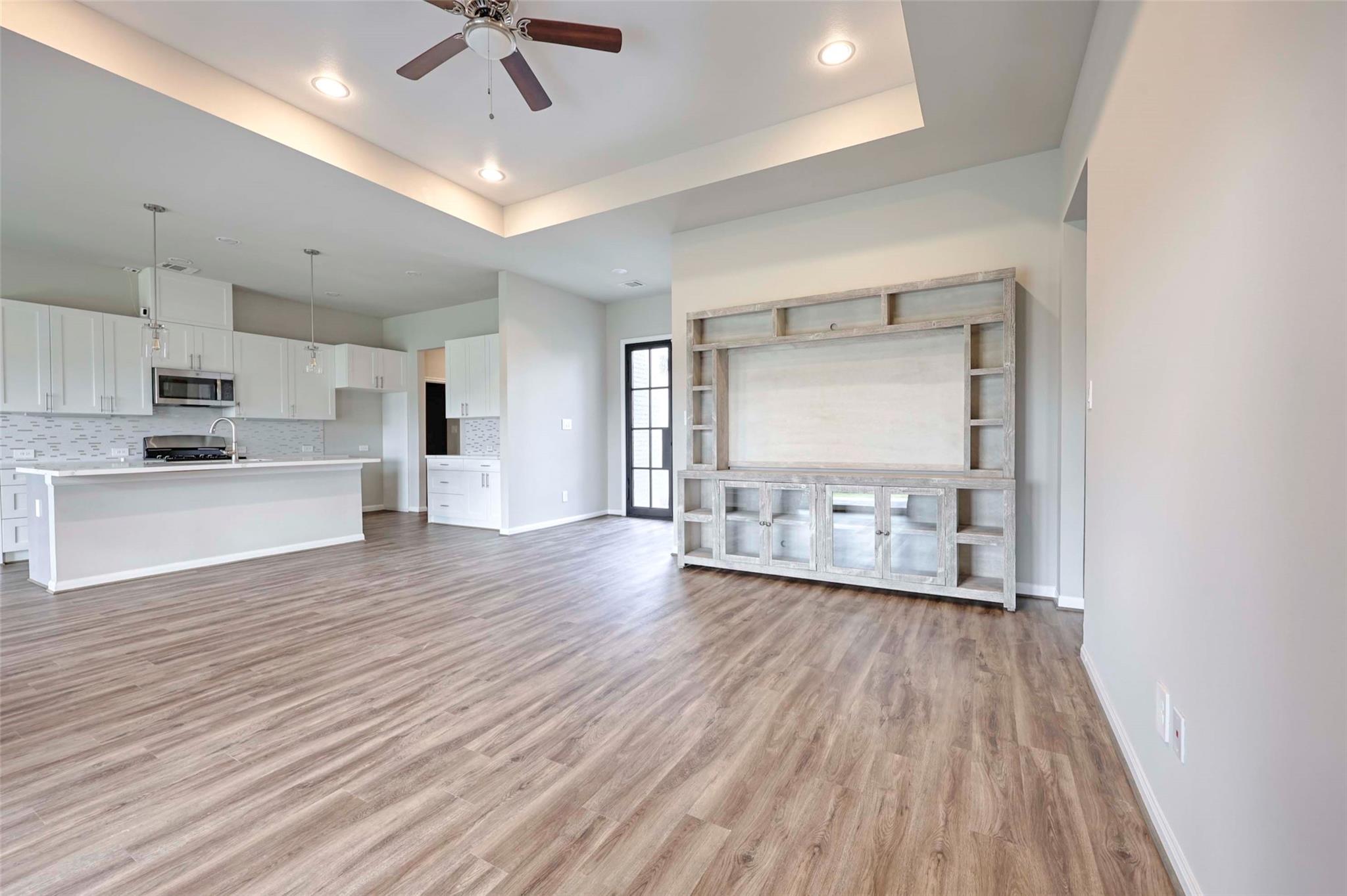 111 Fosters Branch Dr, Schulenburg, TX 78956