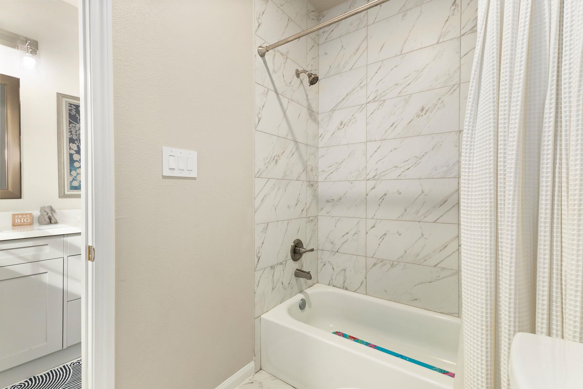 111 Fosters Branch Dr, Schulenburg, TX 78956