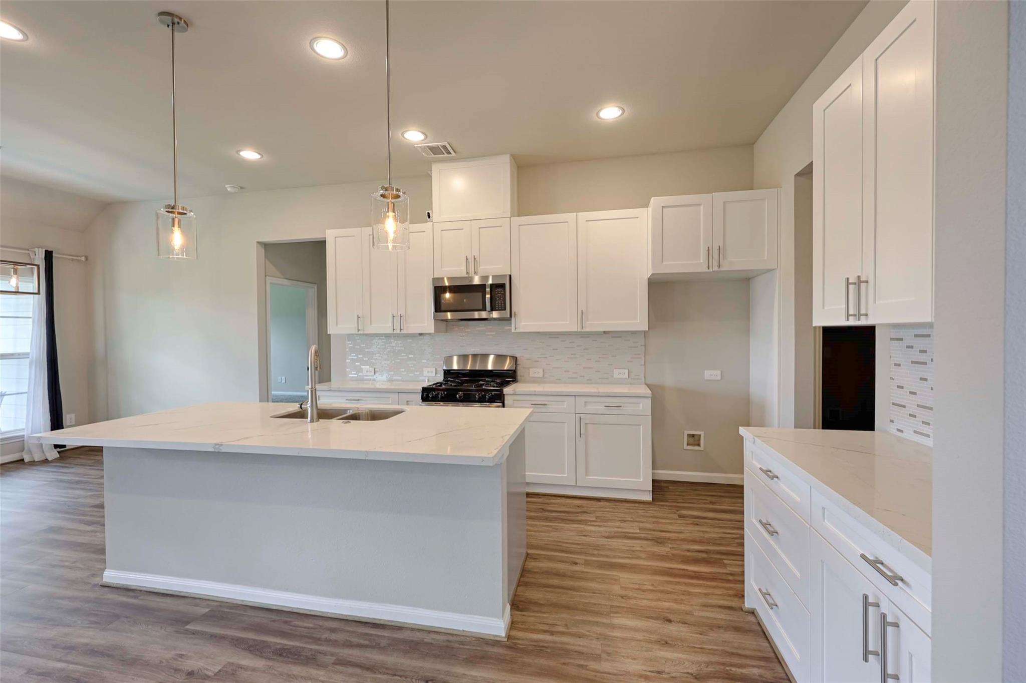 111 Fosters Branch Dr, Schulenburg, TX 78956