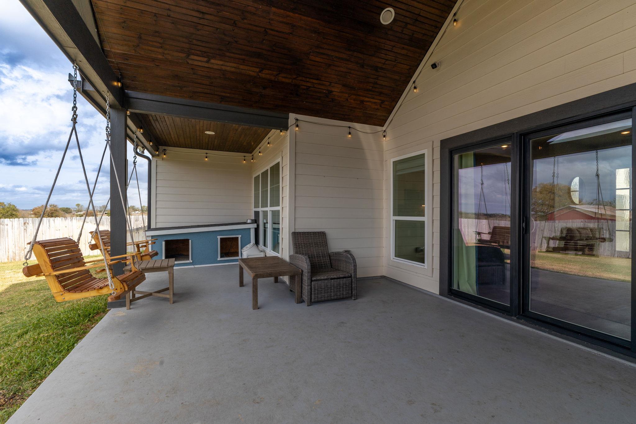 111 Fosters Branch Dr, Schulenburg, TX 78956