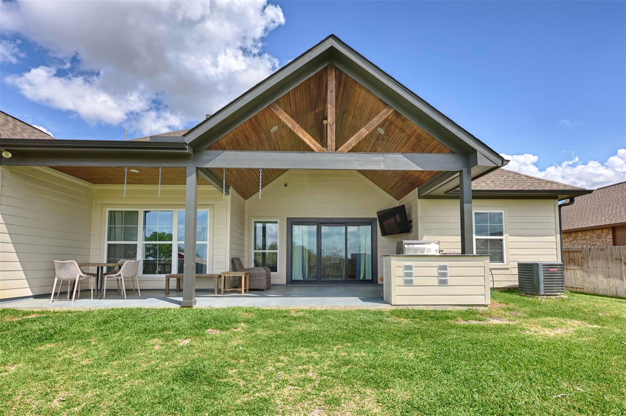 111 Fosters Branch Dr, Schulenburg, TX 78956