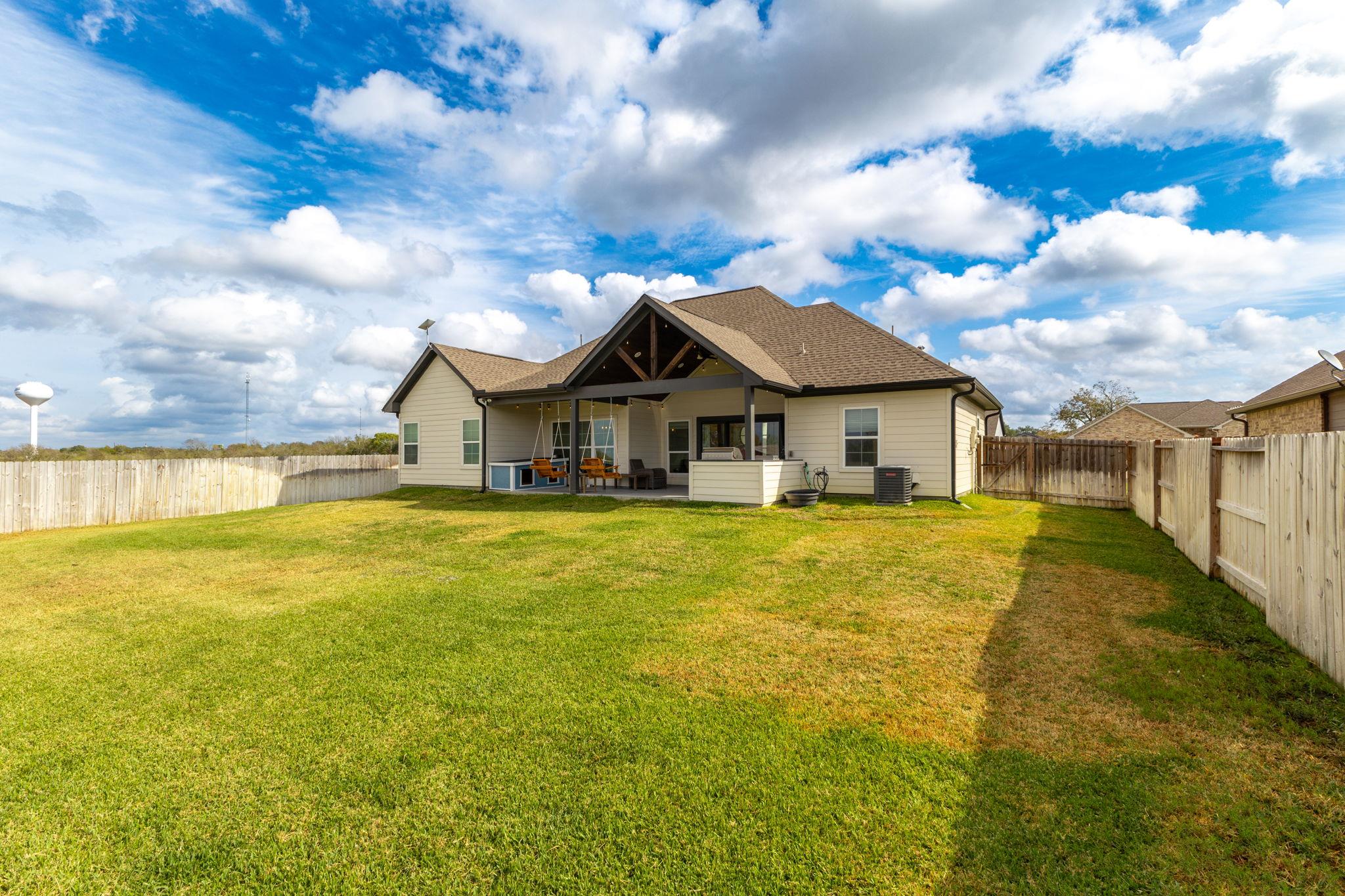 111 Fosters Branch Dr, Schulenburg, TX 78956