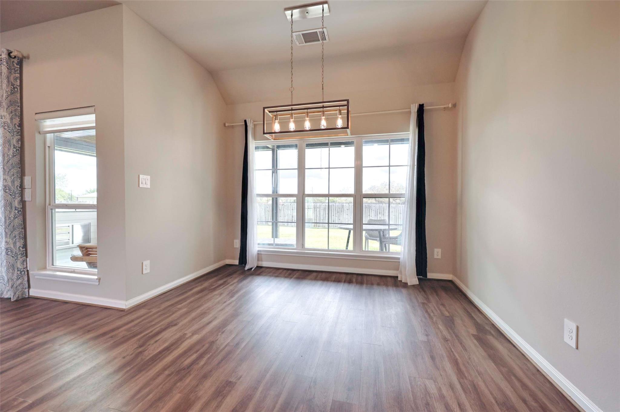 111 Fosters Branch Dr, Schulenburg, TX 78956