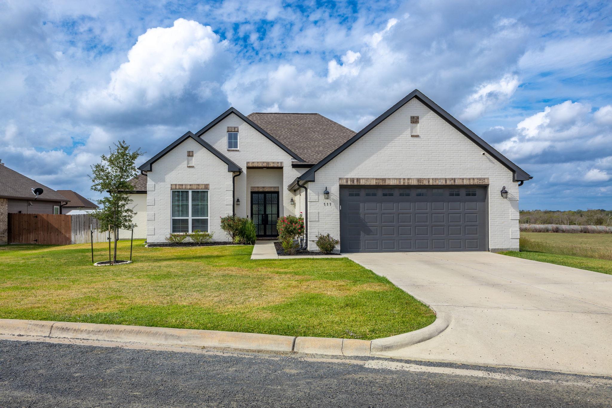 111 Fosters Branch Dr, Schulenburg, TX 78956