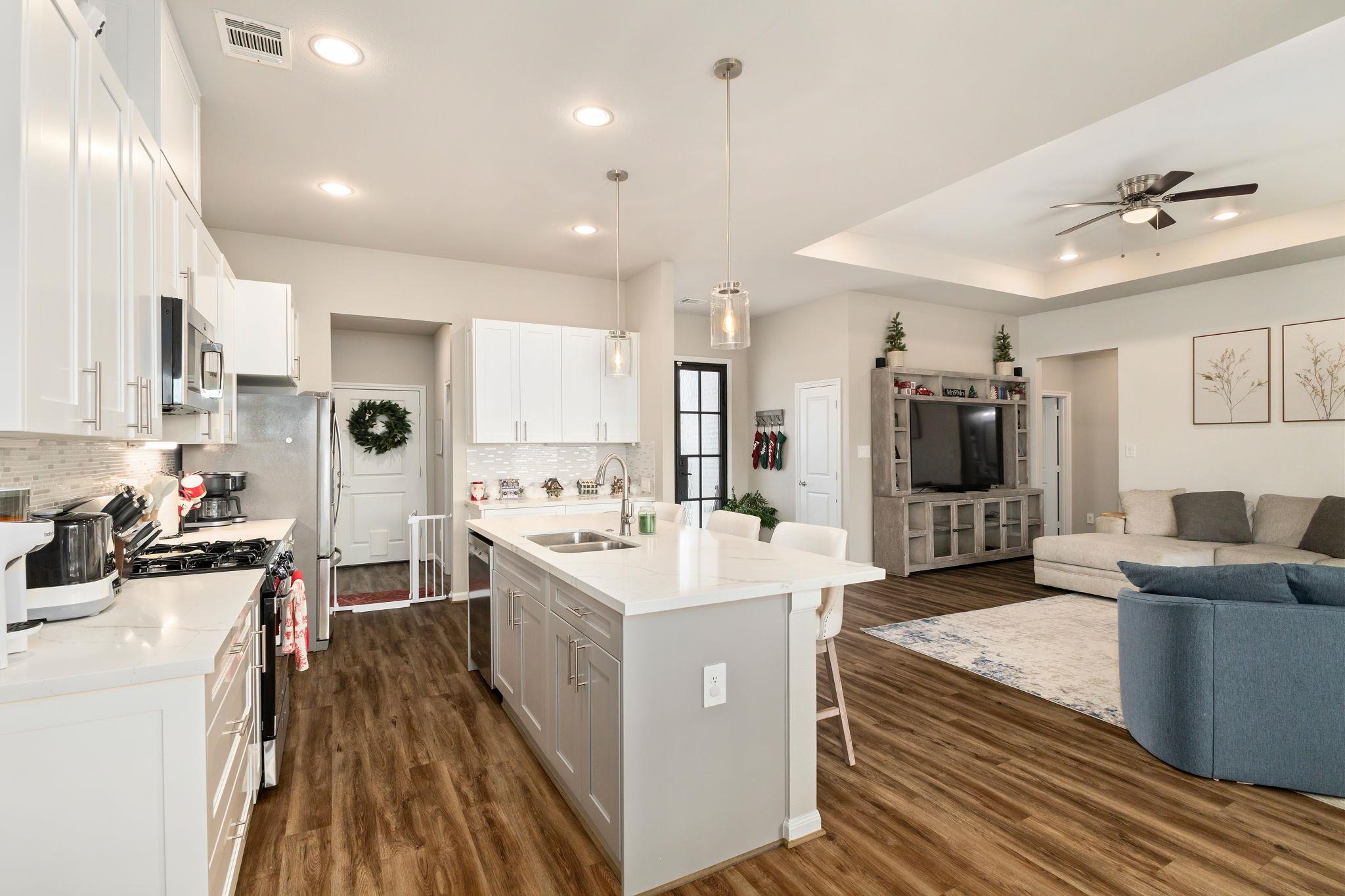 111 Fosters Branch Dr, Schulenburg, TX 78956