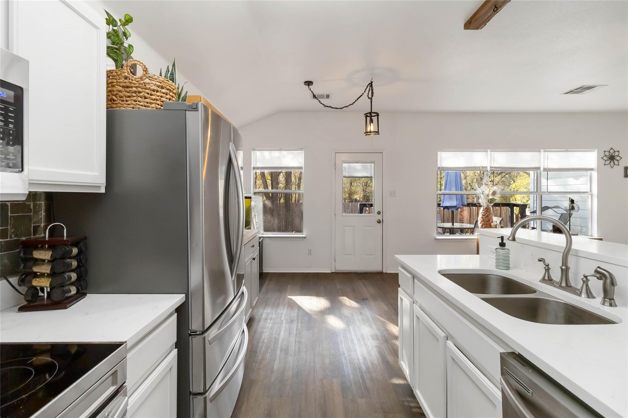 106 Shadow Wood Trl, Cedar Creek, TX 78612