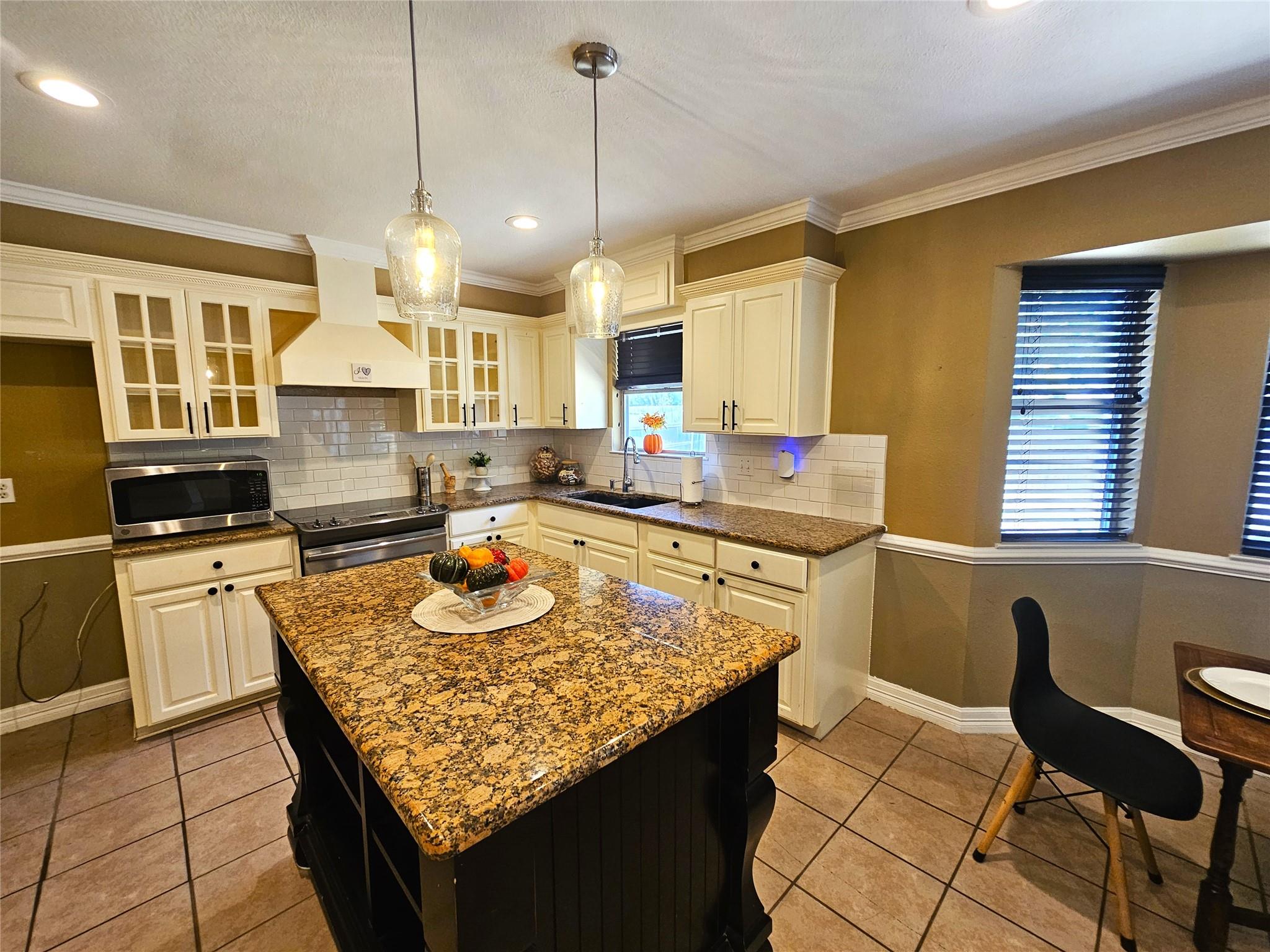 1648 Eastwood Dr, Seguin, TX 78155