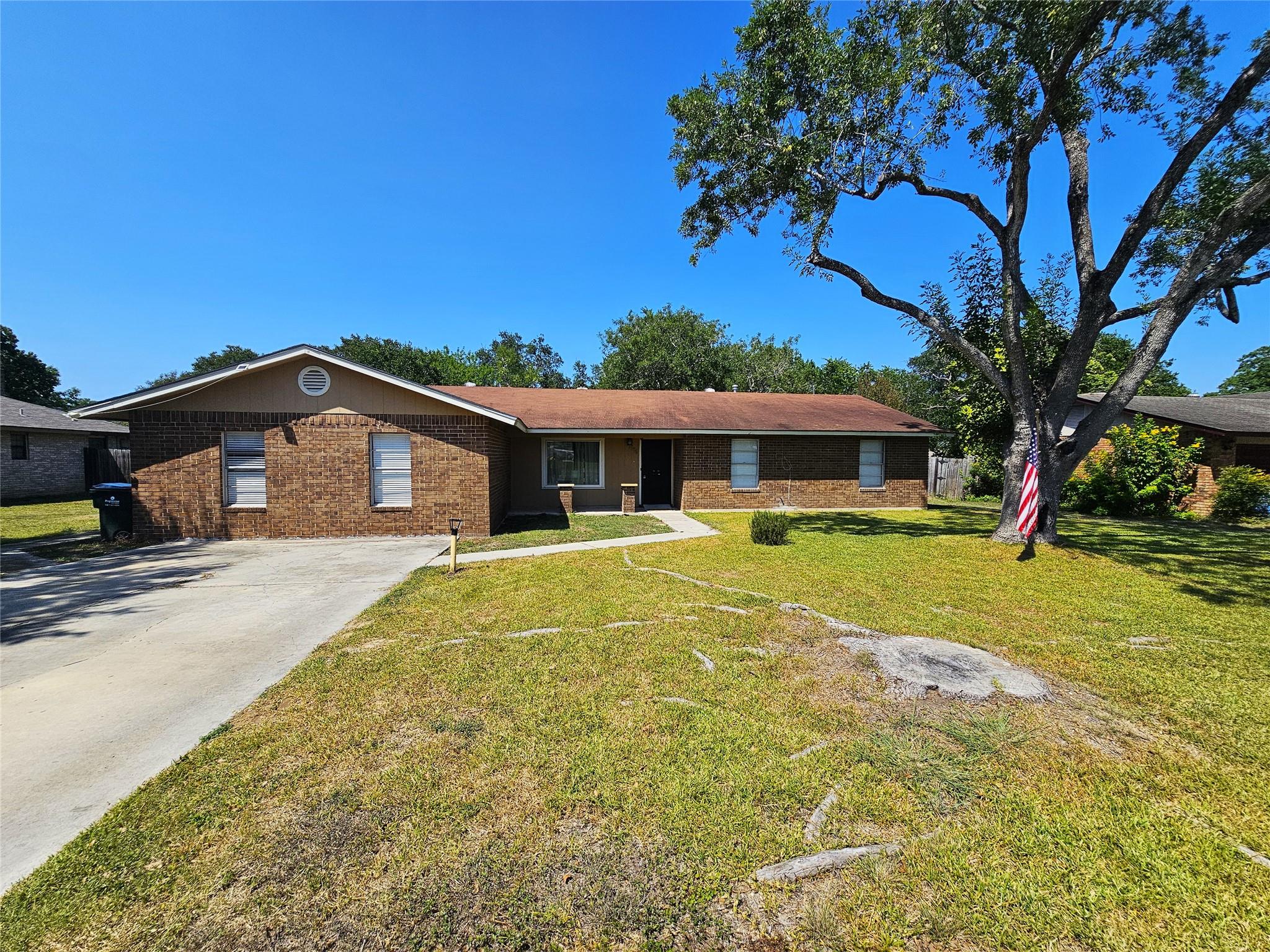 1648 Eastwood Dr, Seguin, TX 78155