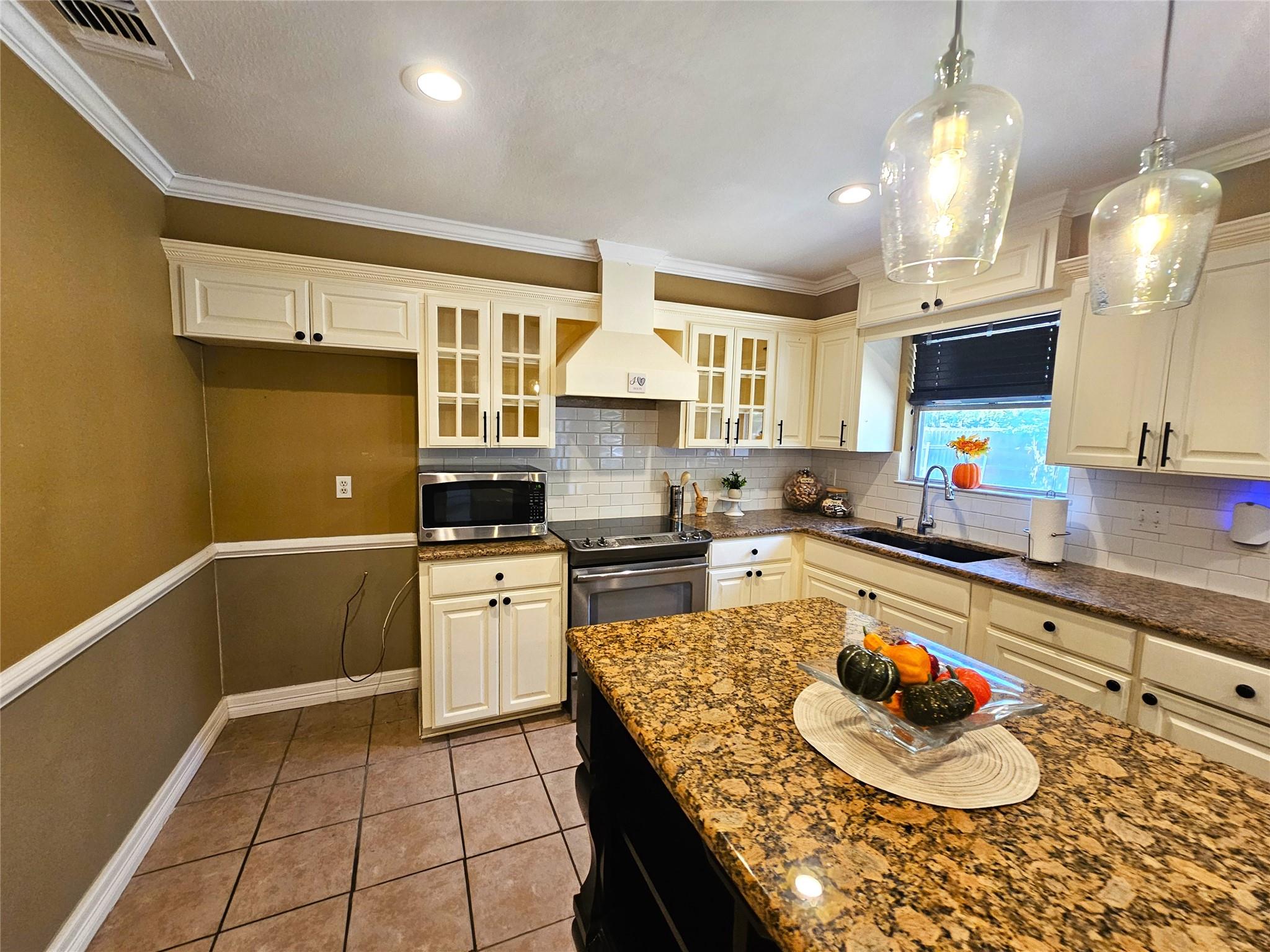 1648 Eastwood Dr, Seguin, TX 78155