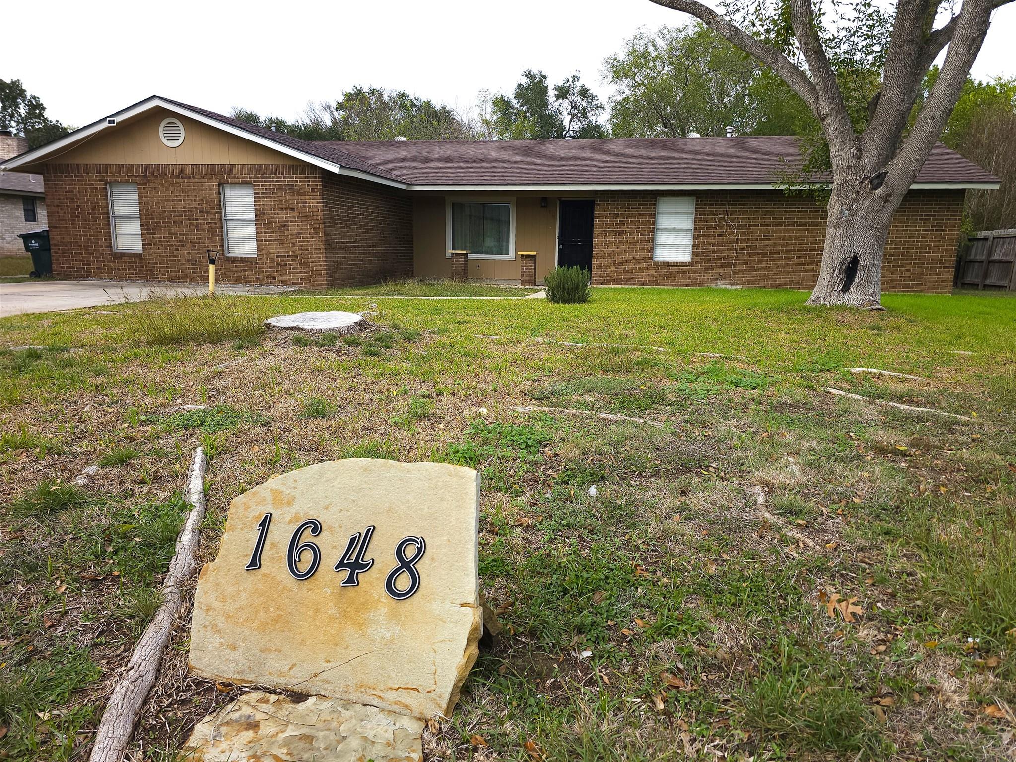 1648 Eastwood Dr, Seguin, TX 78155