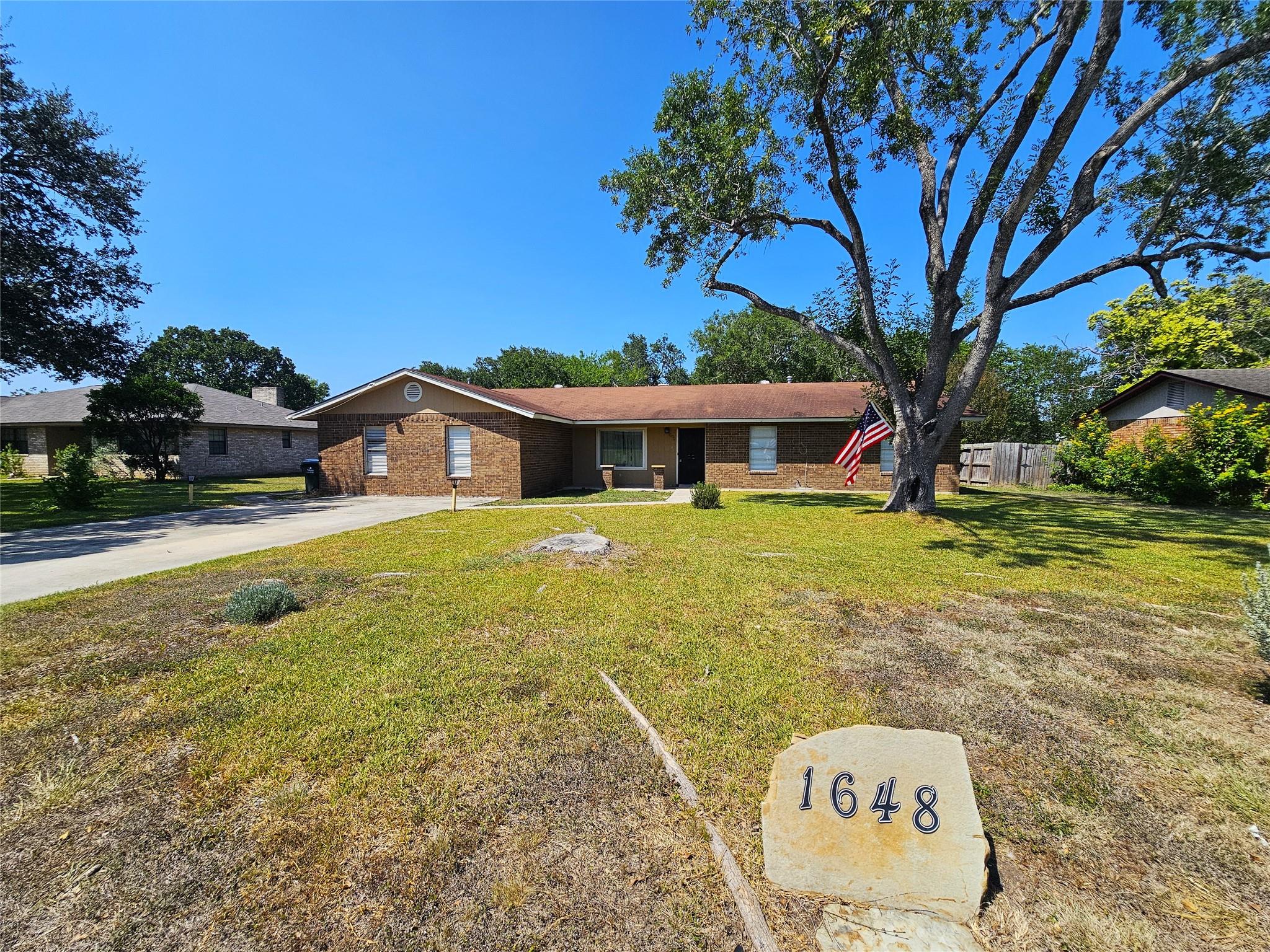 1648 Eastwood Dr, Seguin, TX 78155