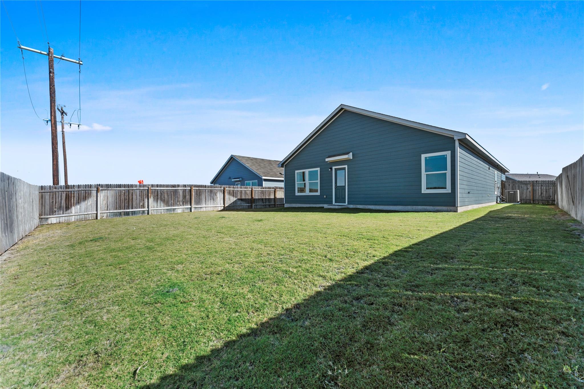 633 Halfmoon Dr, Lockhart, TX 78644