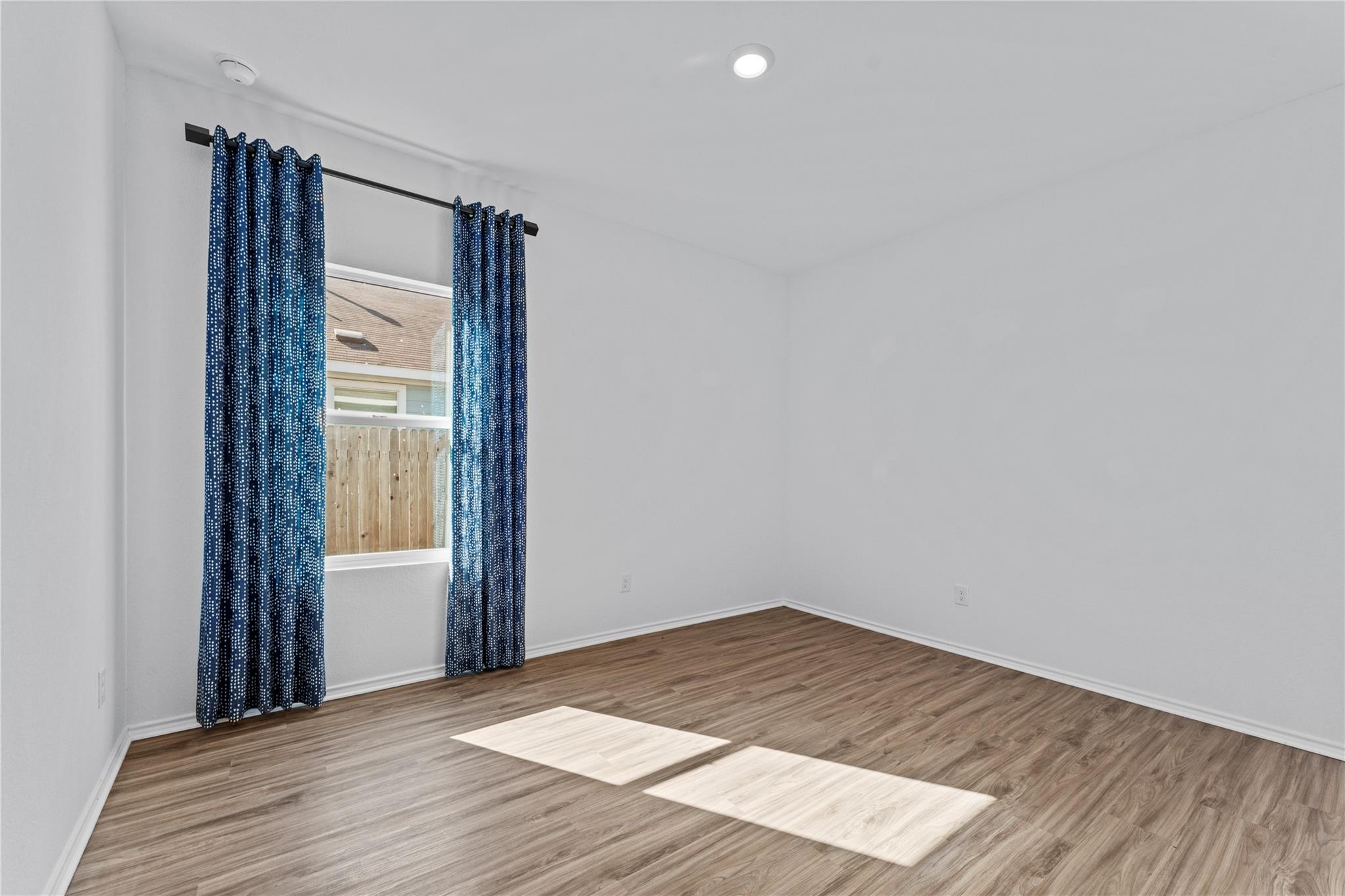 633 Halfmoon Dr, Lockhart, TX 78644