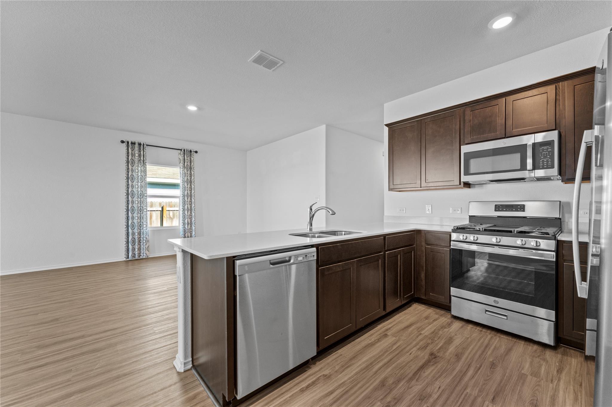 633 Halfmoon Dr, Lockhart, TX 78644