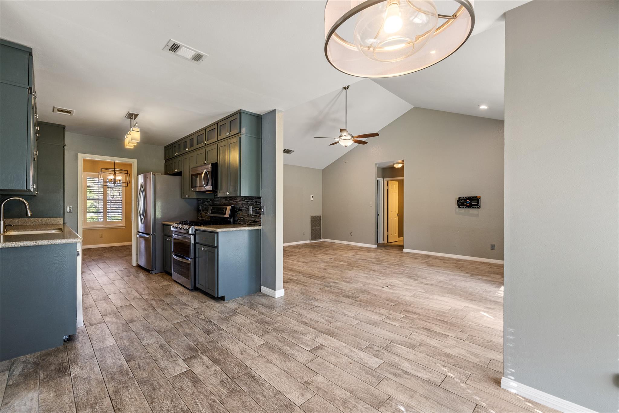 25 Woodcreek Dr, Wimberley, TX 78676