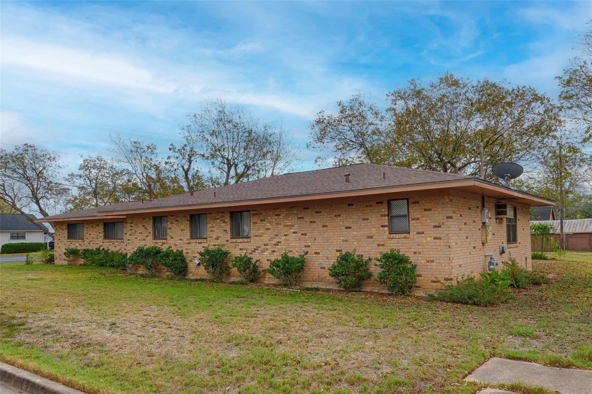 701 Herder Ave, Schulenburg, TX 78956