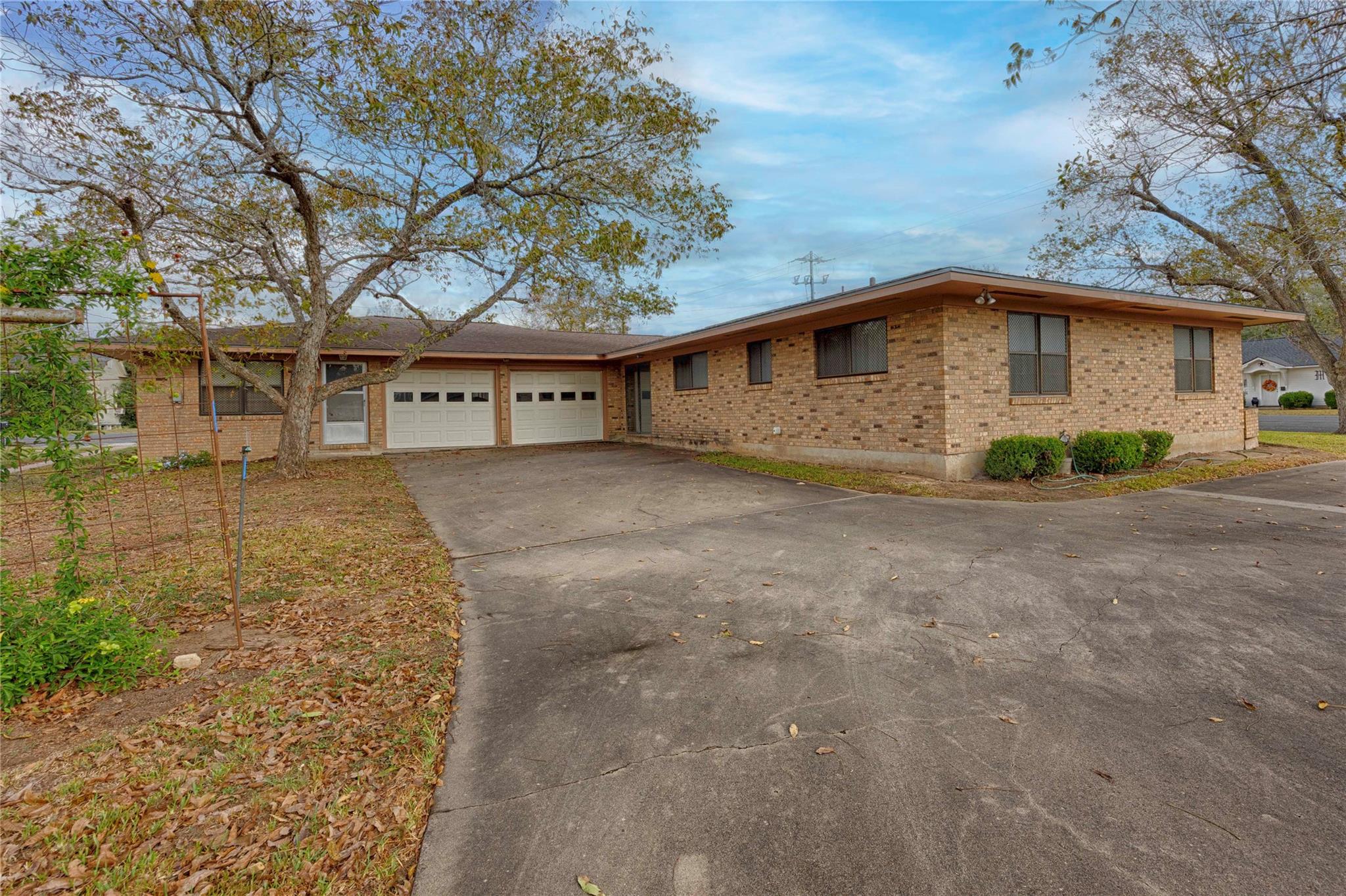 701 Herder Ave, Schulenburg, TX 78956