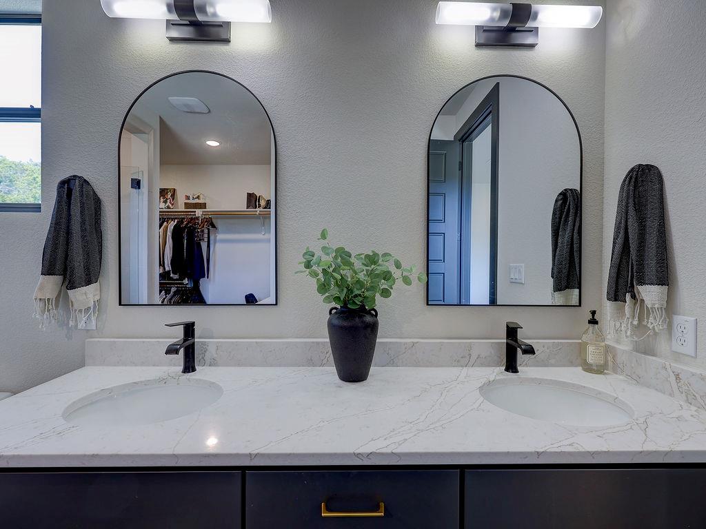 102 N Creek Ct, Bertram, TX 78605