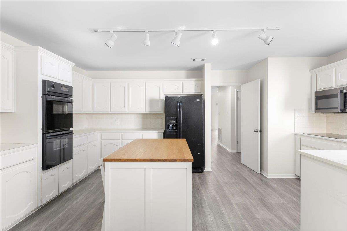 10900 Crown Colony Dr # B, Austin, TX 78747