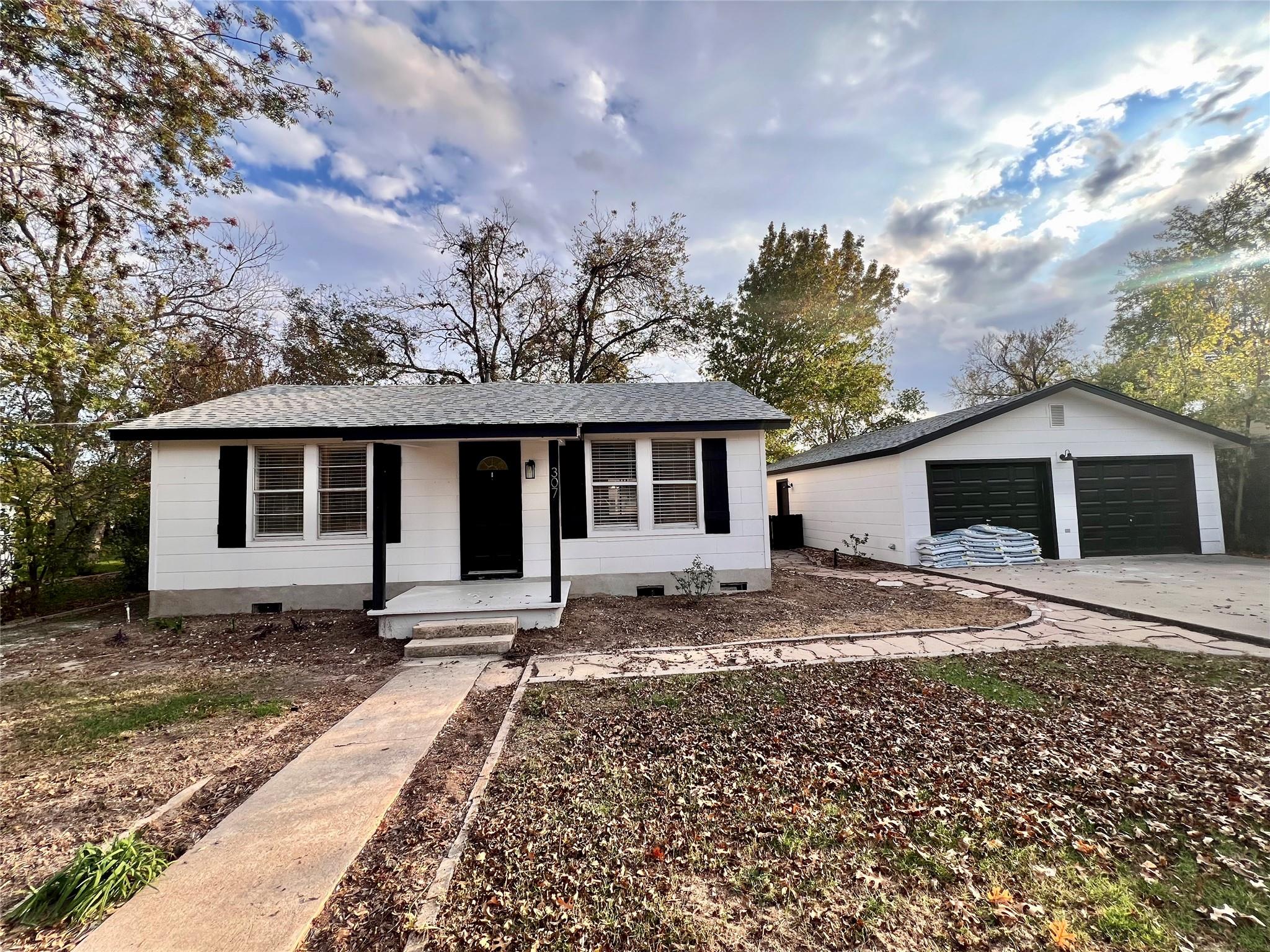 307 W Gibson, Thorndale, TX 76577