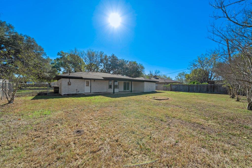 1313 Redbud Trl, Lockhart, TX 78644