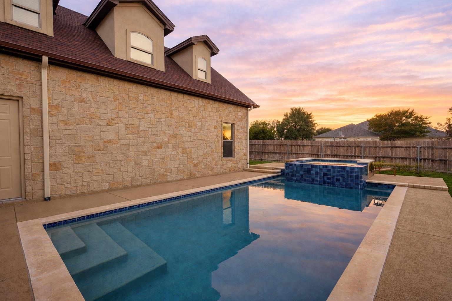 114 Preston Trl, Meadowlakes, TX 78654