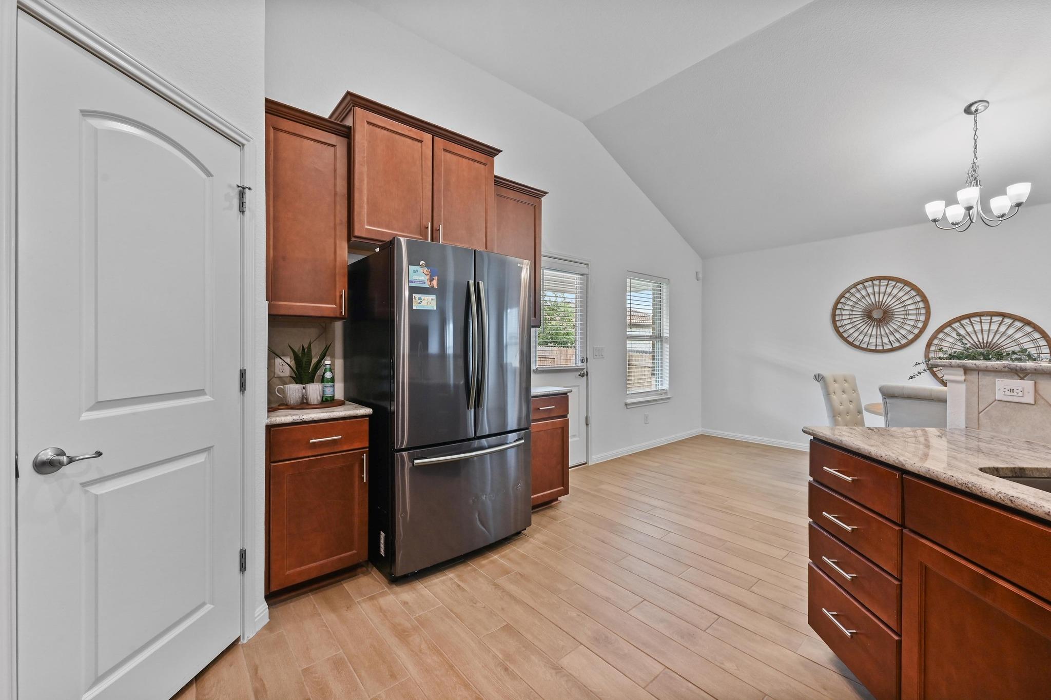 918 Valley View Dr, Leander, TX 78641