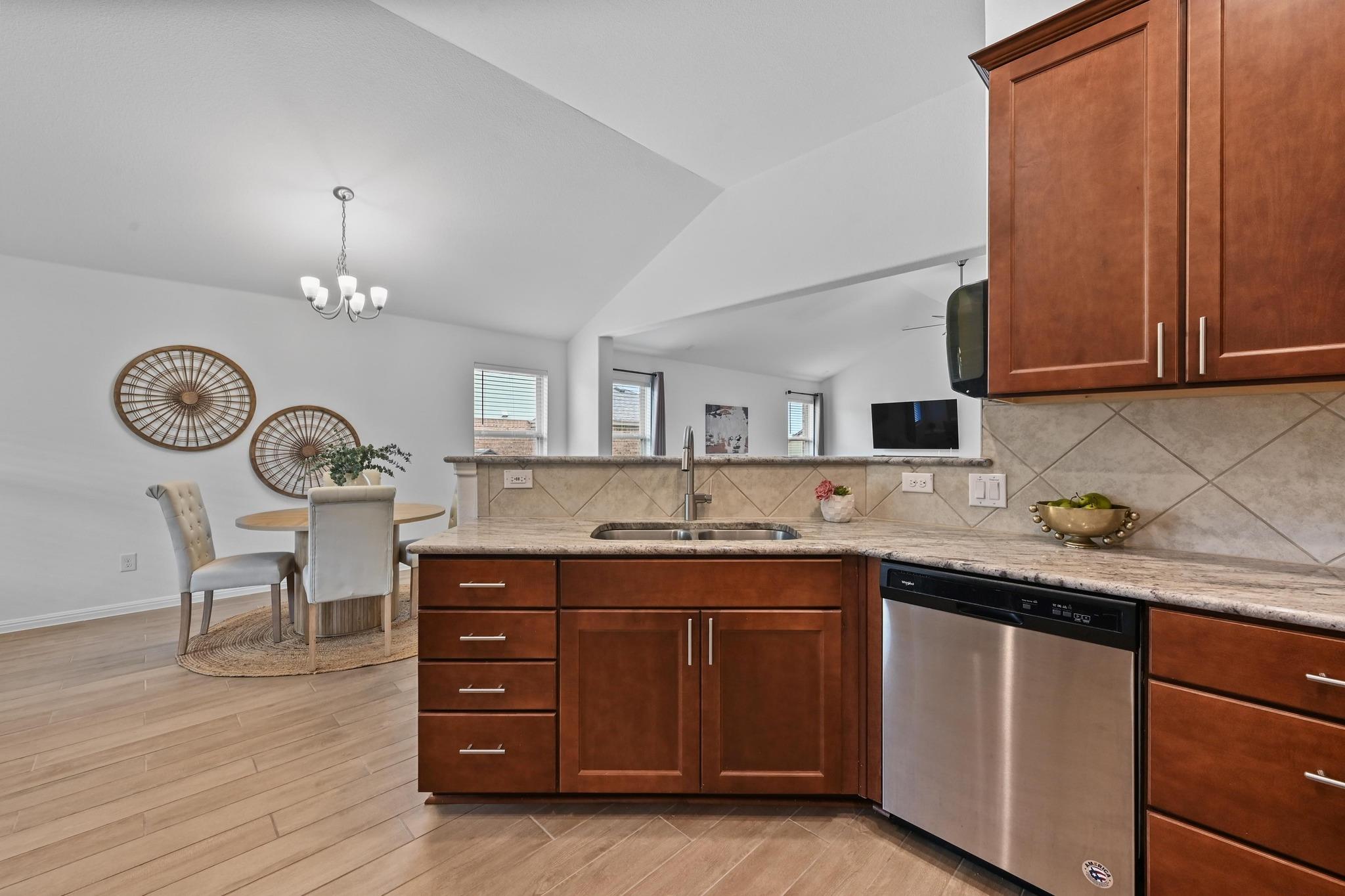 918 Valley View Dr, Leander, TX 78641