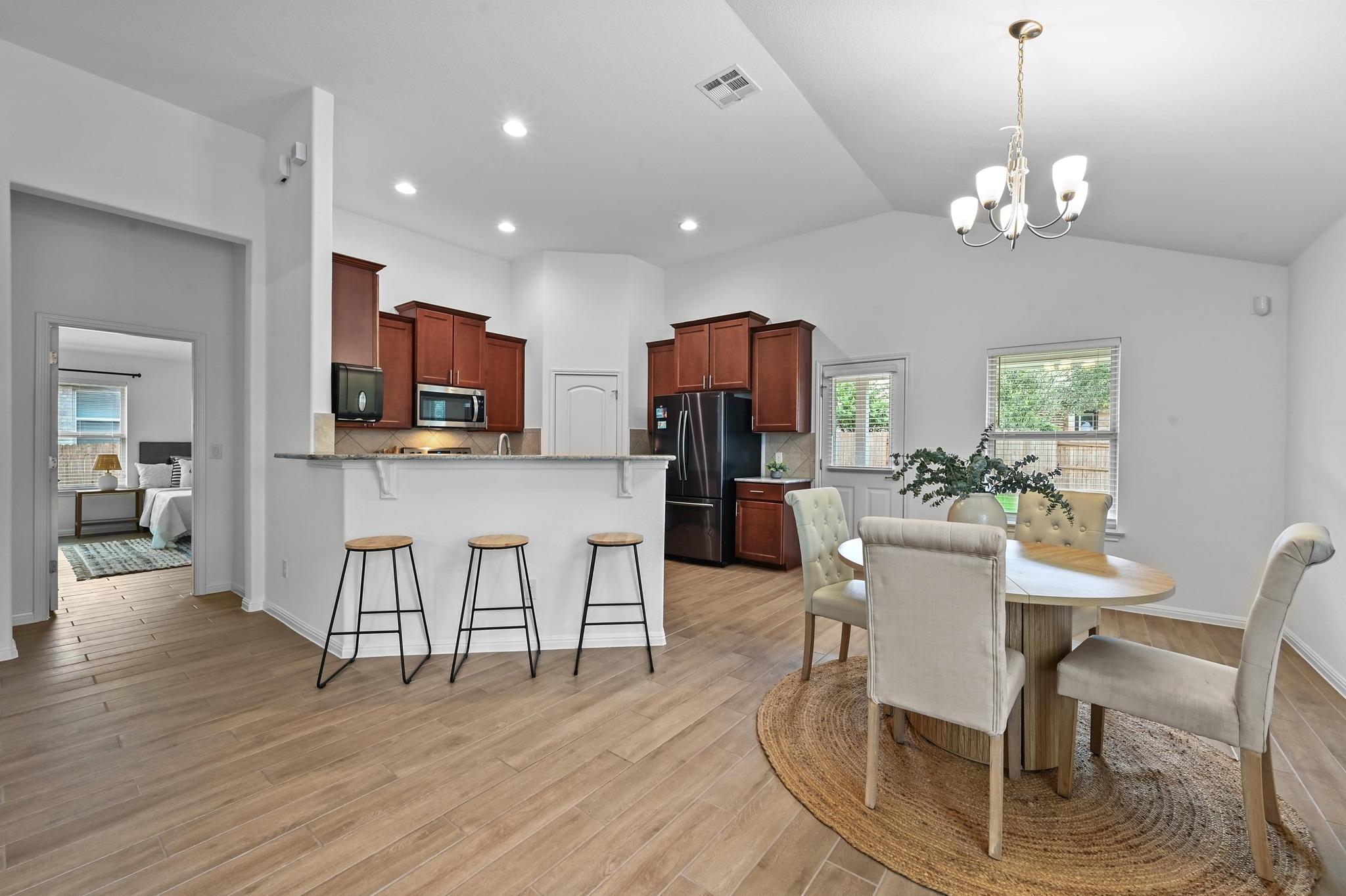 918 Valley View Dr, Leander, TX 78641