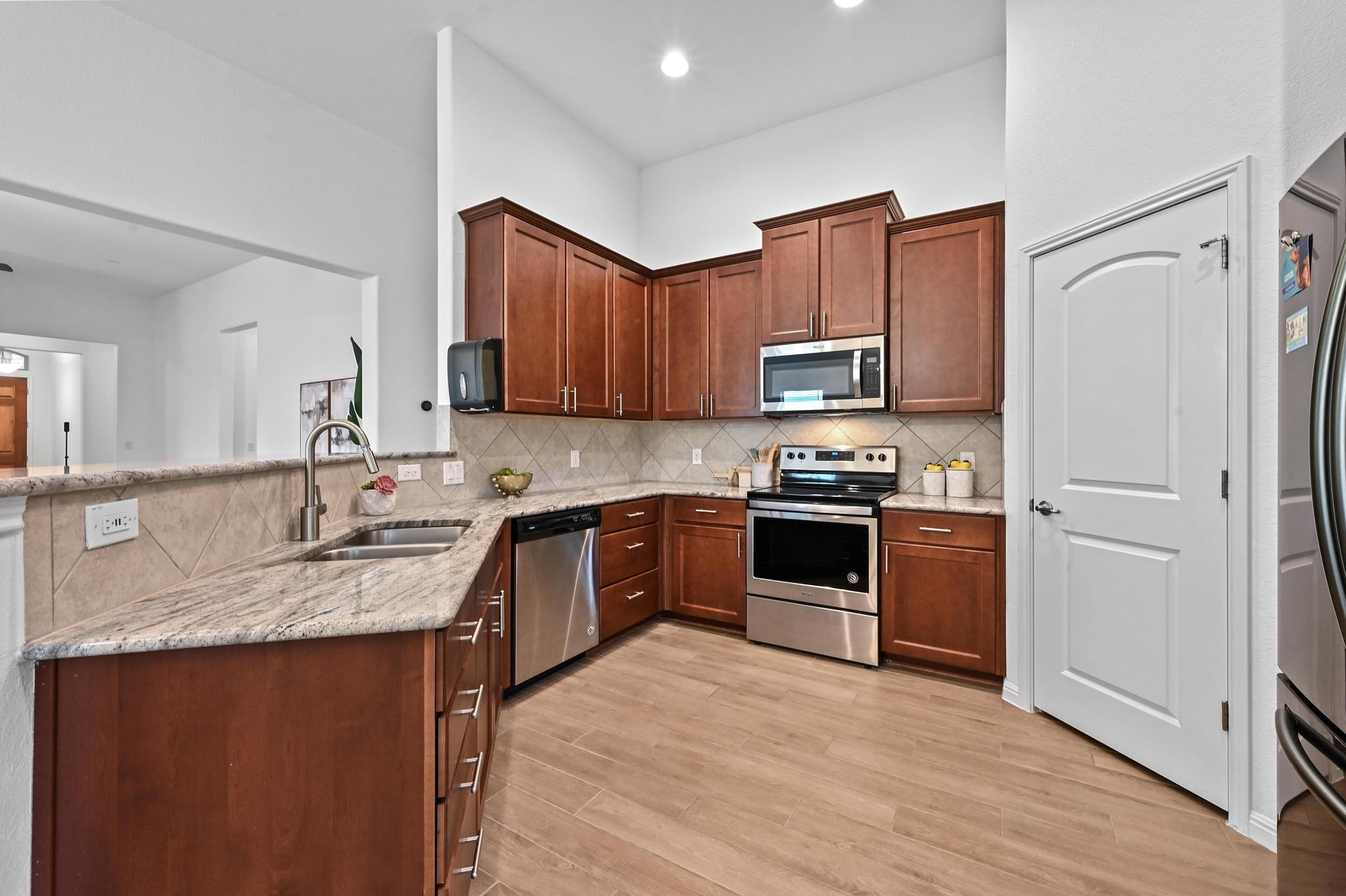 918 Valley View Dr, Leander, TX 78641