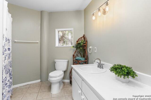 1433 Riviera Dr, Canyon Lake, TX 78133