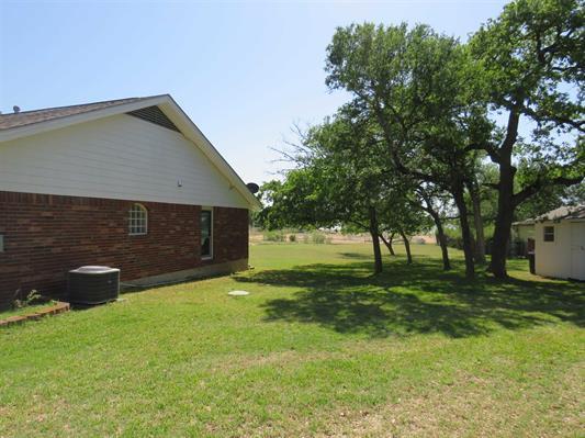 220 W Lakecrest Dr, Bluffton, TX 78607