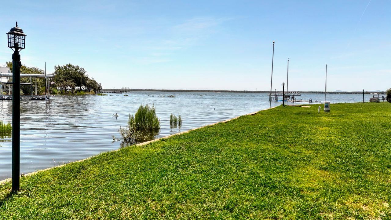 220 W Lakecrest Dr, Bluffton, TX 78607