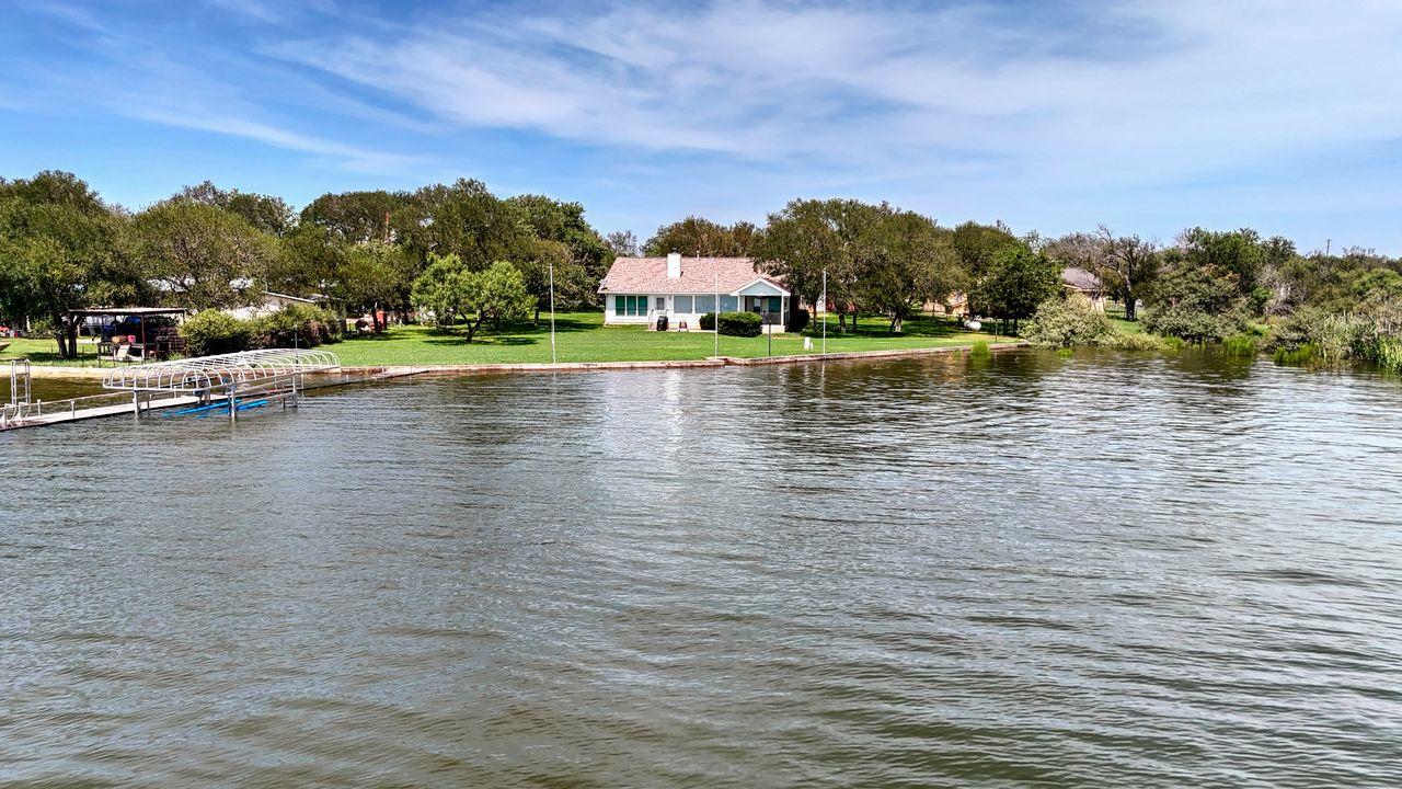 220 W Lakecrest Dr, Bluffton, TX 78607