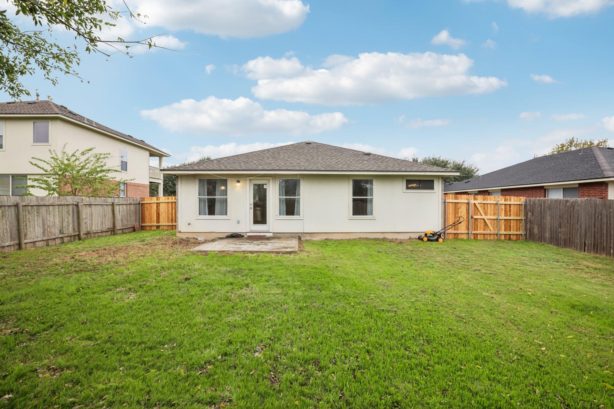 1106 Henderson Dr, Leander, TX 78641