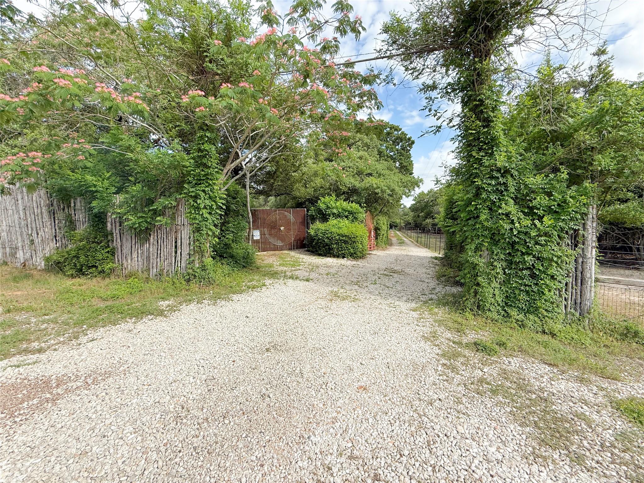 1411 County Road B, Lexington, TX 78947