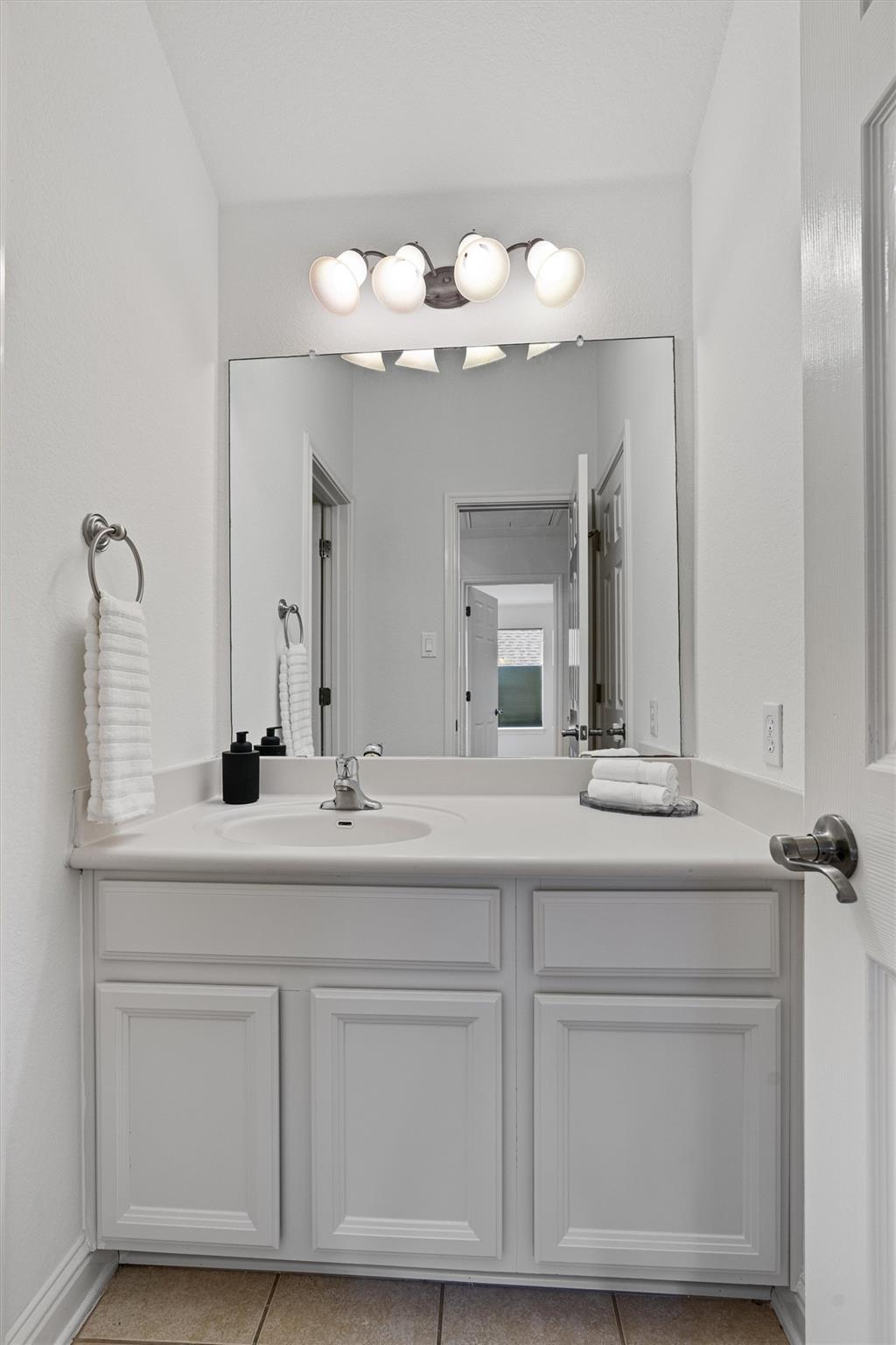 1810 Village Oak Ct, Austin, TX 78704