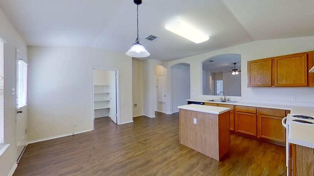 1013 W South St, Leander, TX 78641