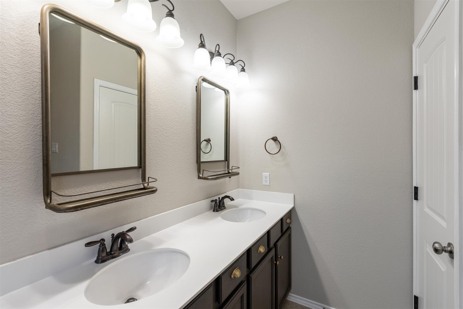 320 Cyril Dr, Hutto, TX 78634