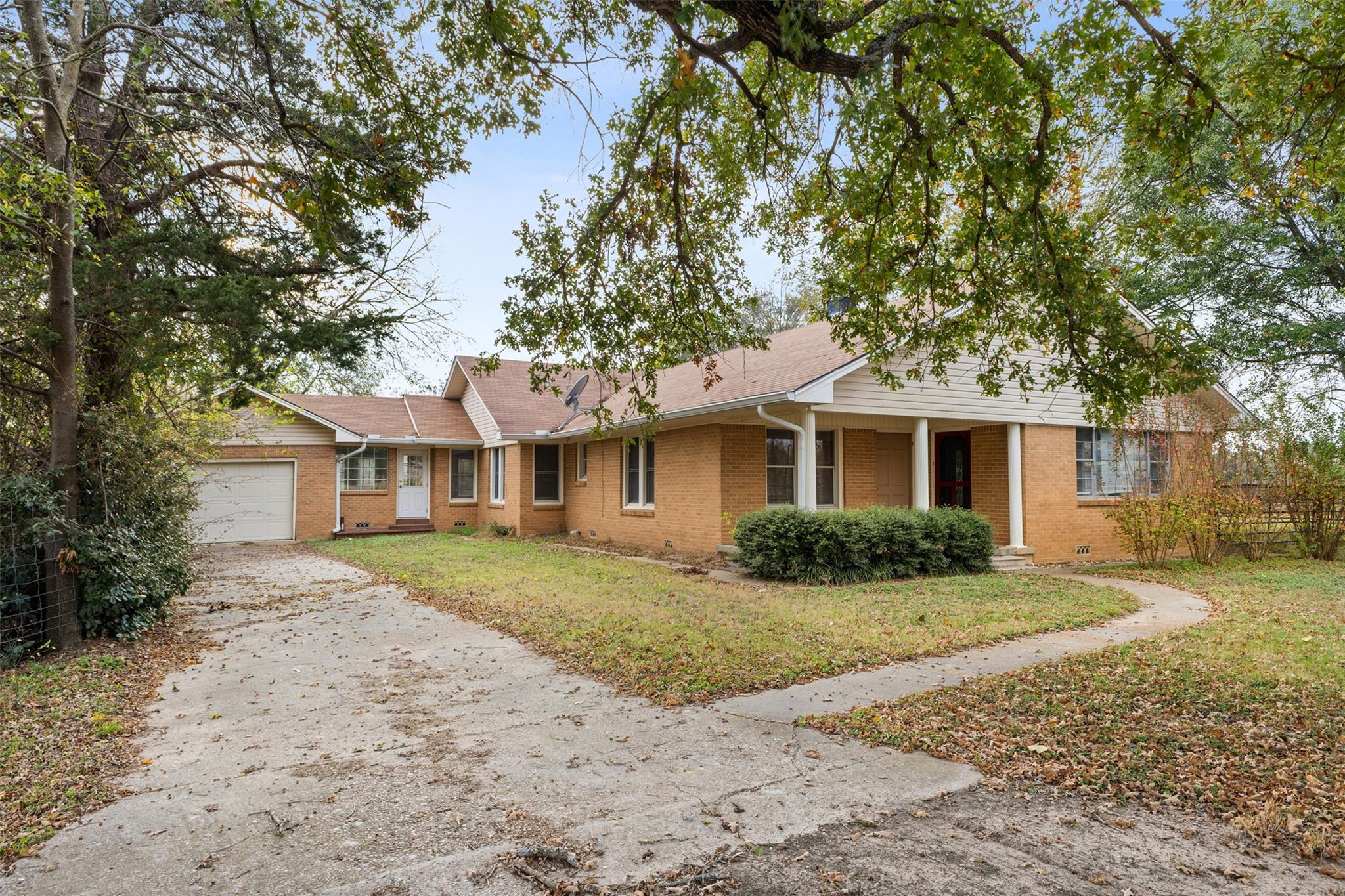 195 L County Road 852, Groesbeck, TX 75838