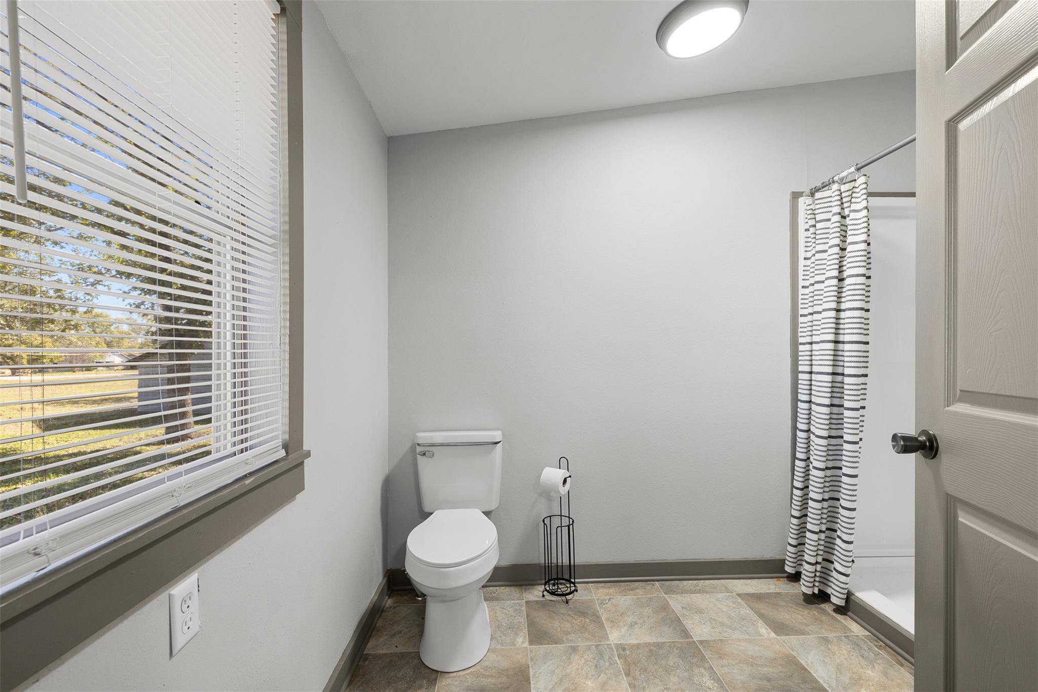 1002 N Banks St, Caldwell, TX 77836