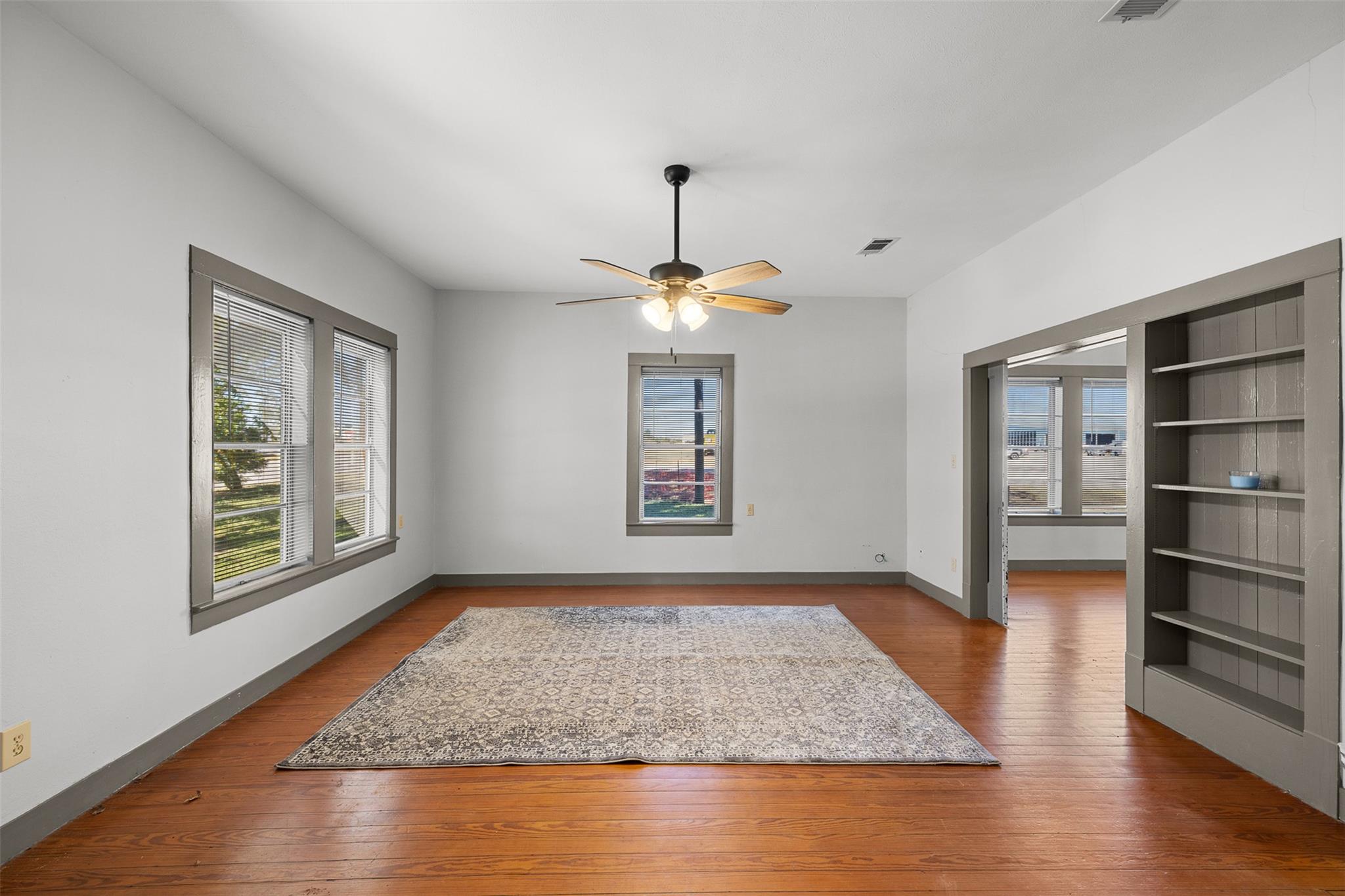 1002 N Banks St, Caldwell, TX 77836