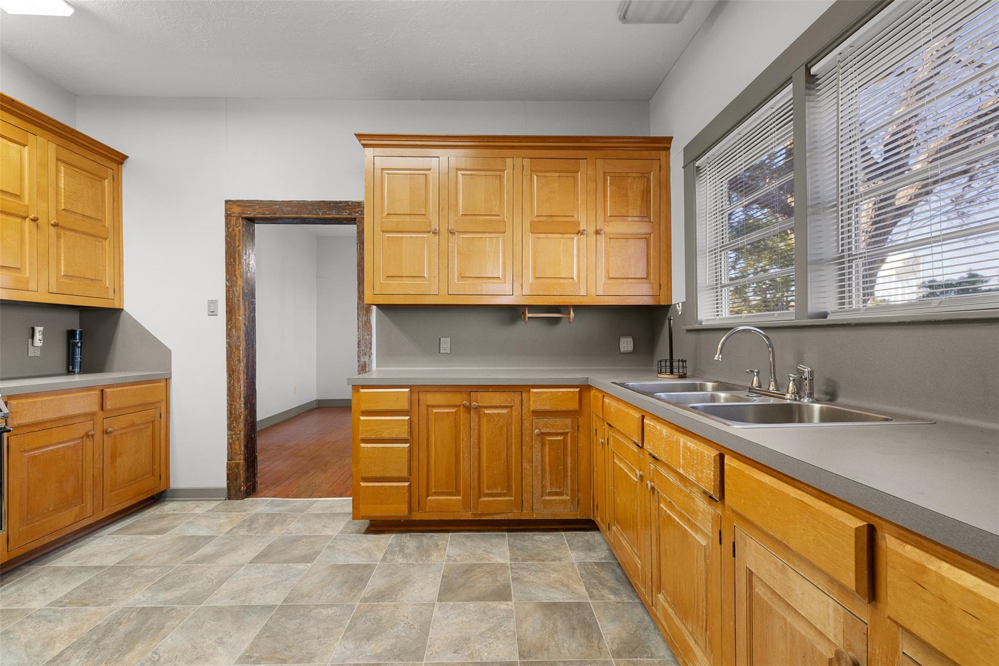 1002 N Banks St, Caldwell, TX 77836