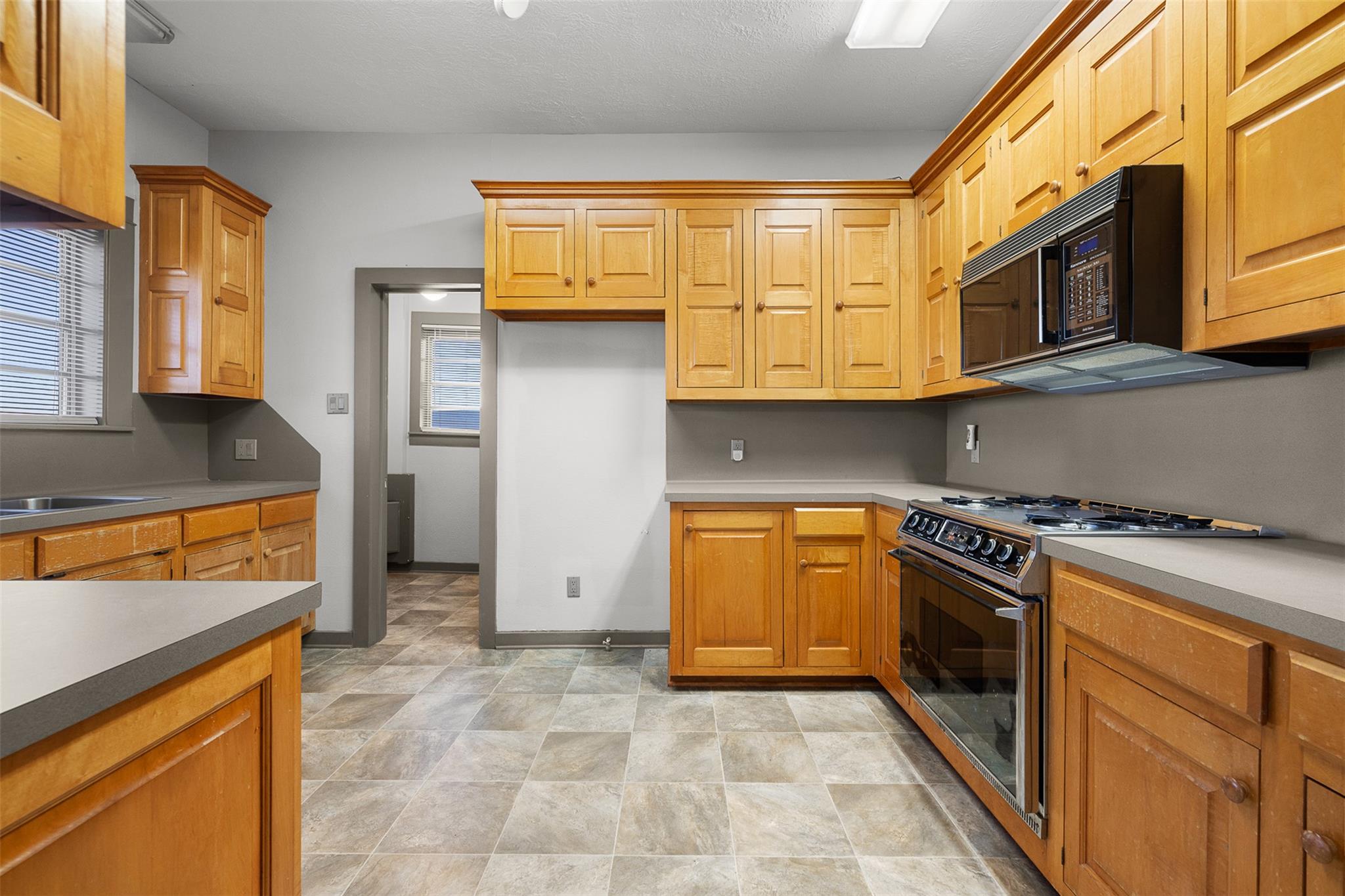 1002 N Banks St, Caldwell, TX 77836