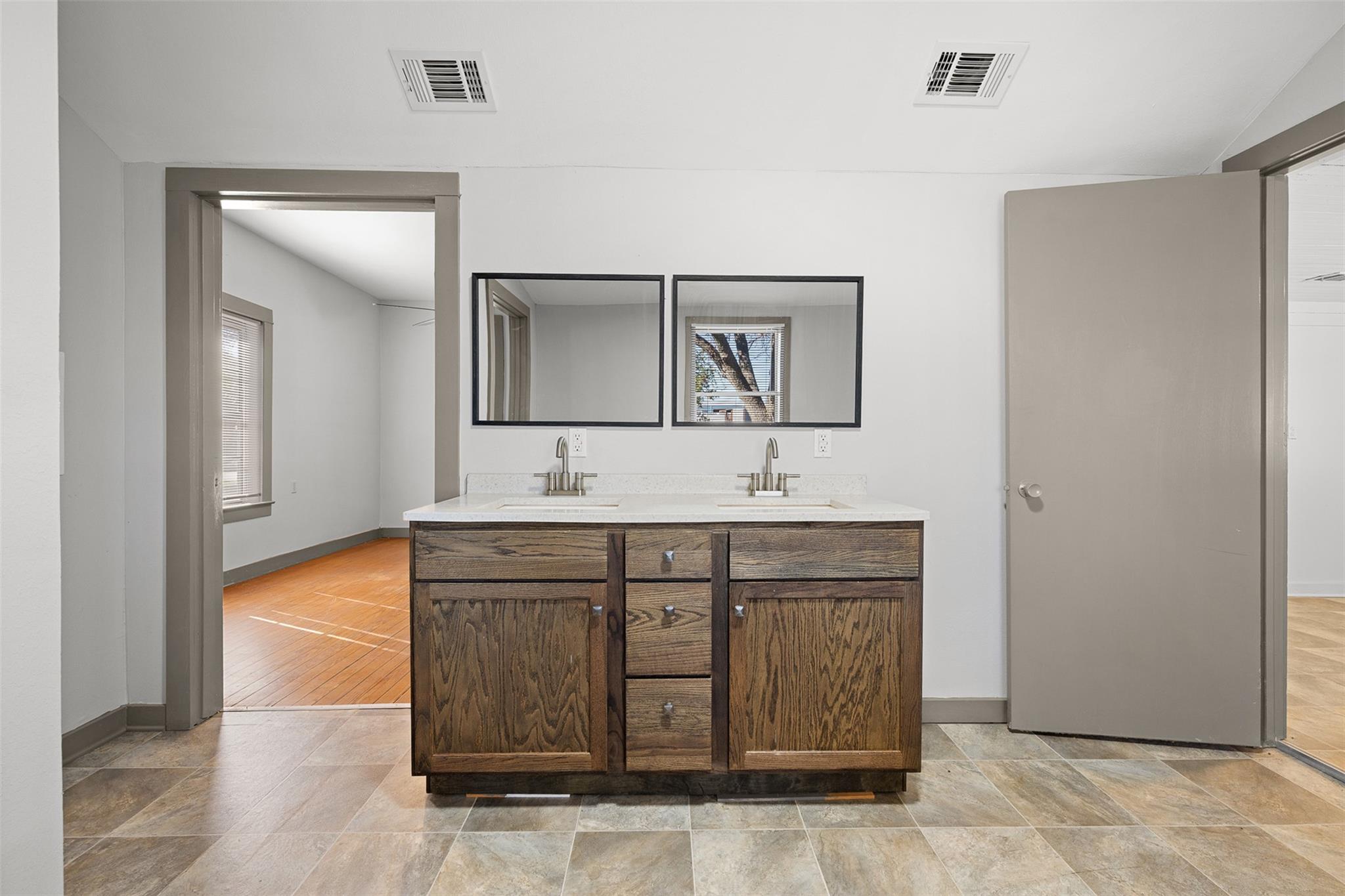 1002 N Banks St, Caldwell, TX 77836