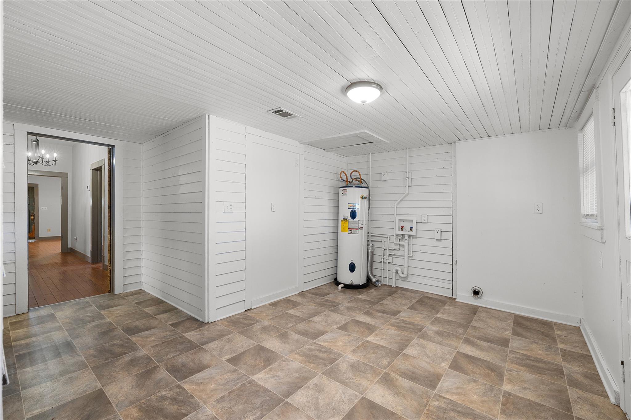 1002 N Banks St, Caldwell, TX 77836