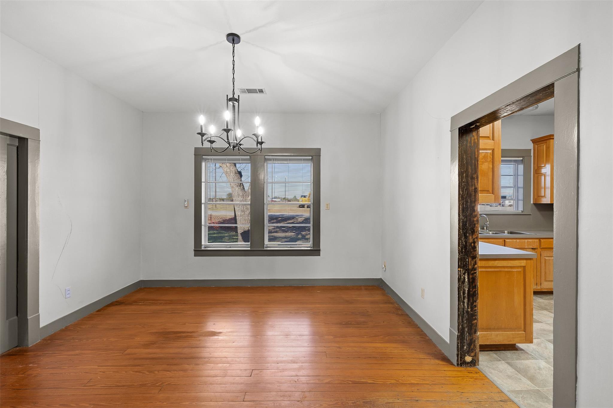 1002 N Banks St, Caldwell, TX 77836