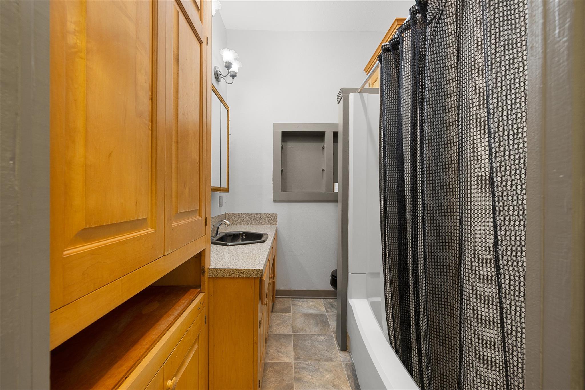 1002 N Banks St, Caldwell, TX 77836