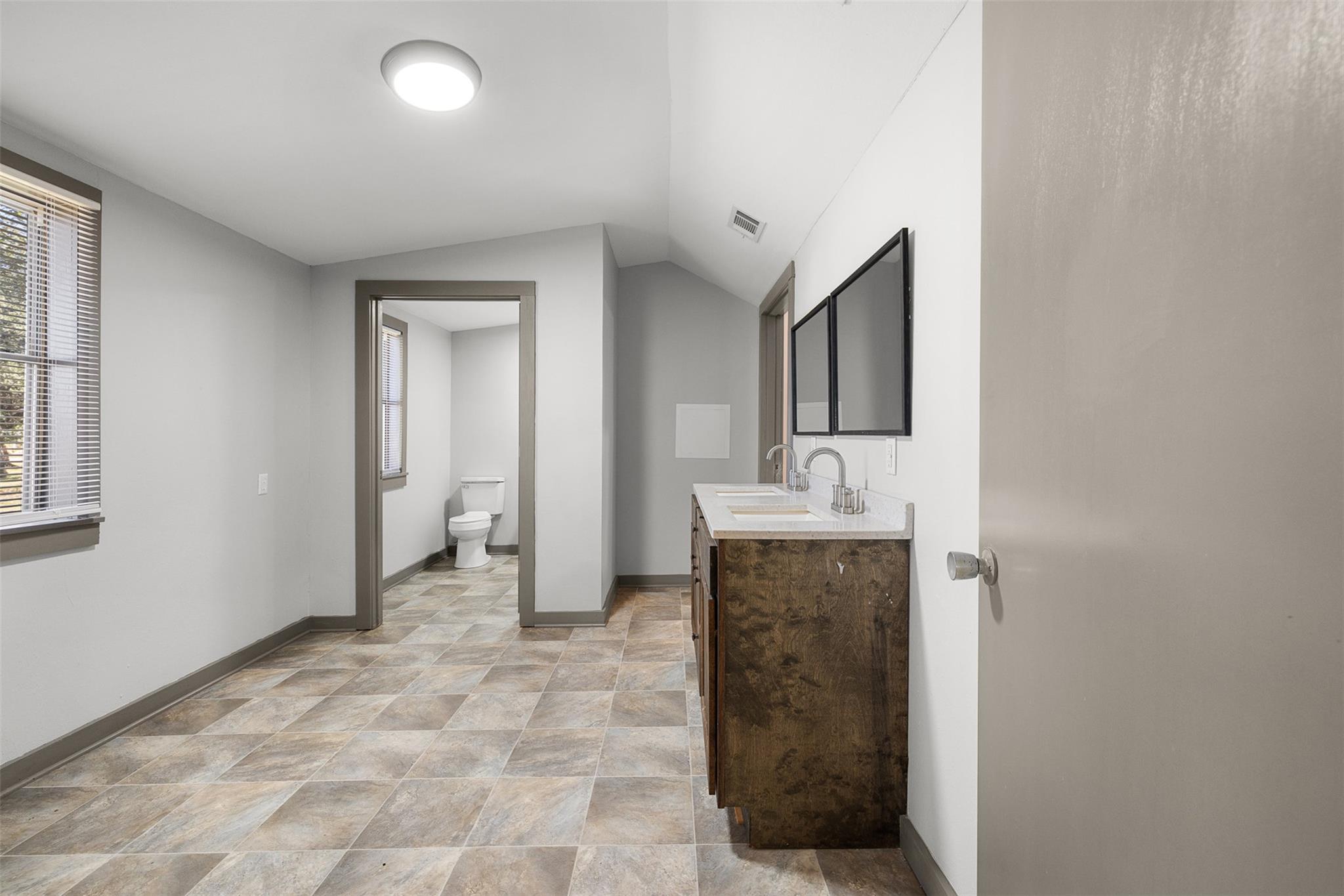 1002 N Banks St, Caldwell, TX 77836