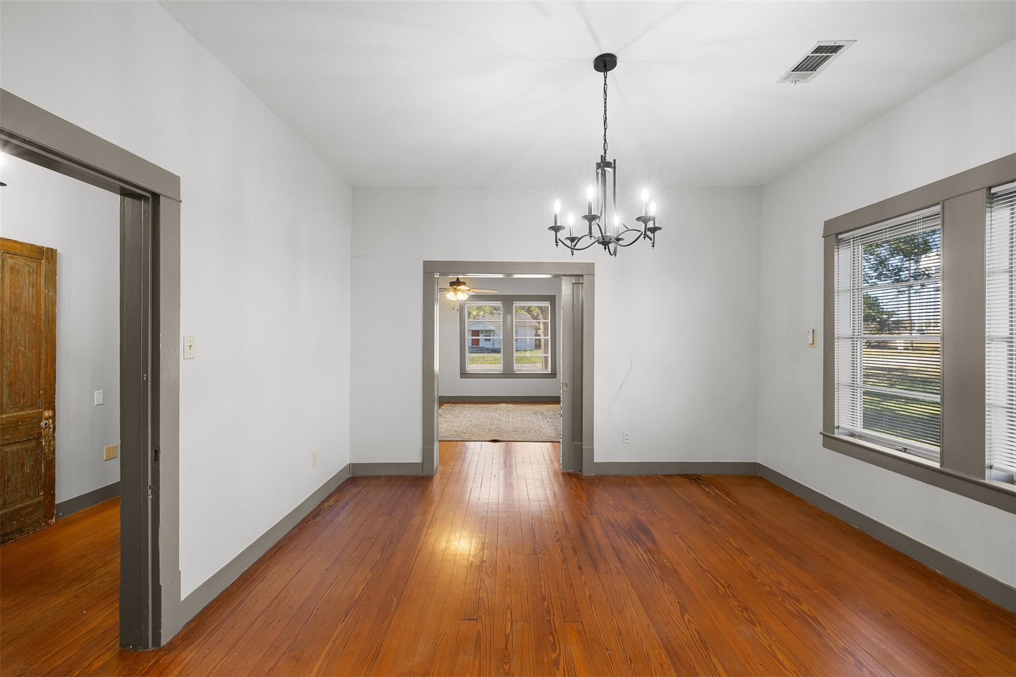 1002 N Banks St, Caldwell, TX 77836